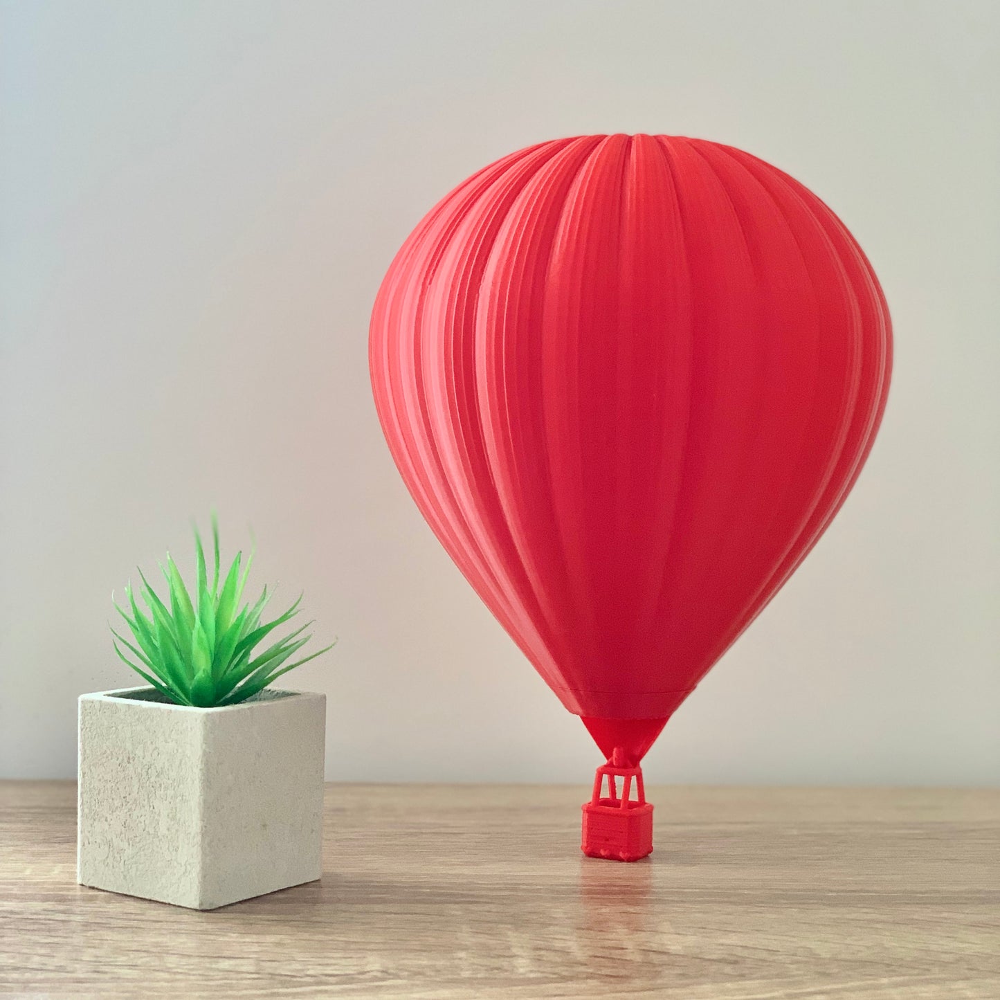 montgolfiere-rouge-unie-de-decoration-interieur