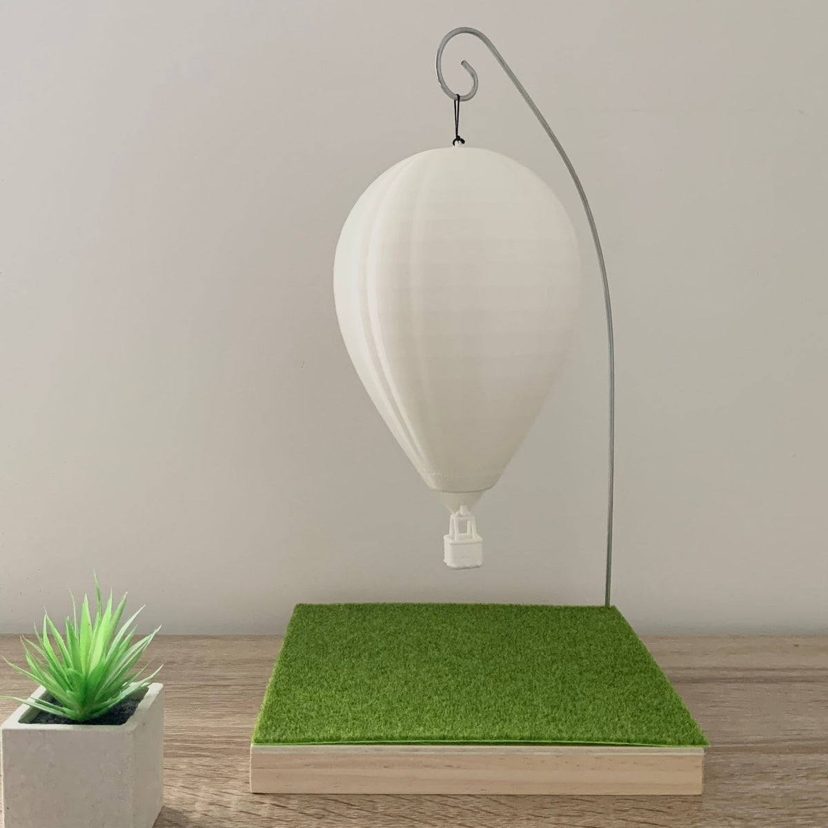 montgolfière de type racer vendu avec son socle de présentation. imprimé en 2D par aéro3D